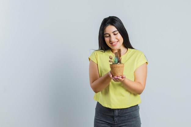 Chica joven expresiva posando en el estudio