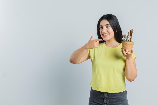 Chica joven expresiva posando en el estudio