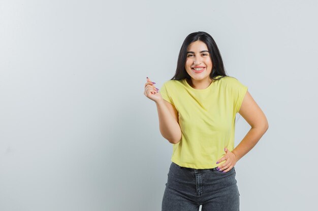 Chica joven expresiva posando en el estudio