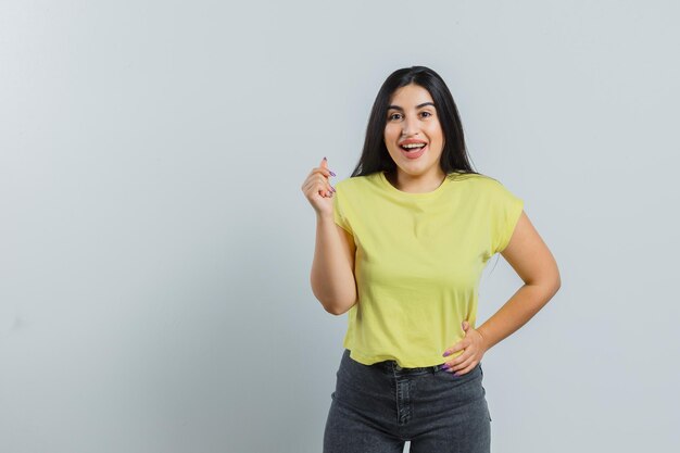 Chica joven expresiva posando en el estudio