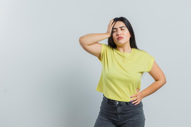 Chica joven expresiva posando en el estudio