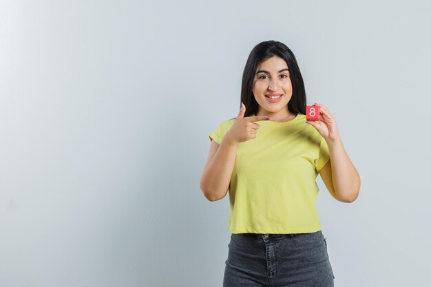 Chica joven expresiva posando en el estudio