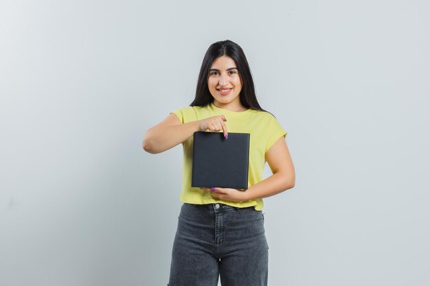 Chica joven expresiva posando en el estudio