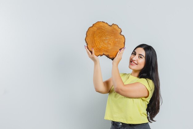 Chica joven expresiva posando en el estudio