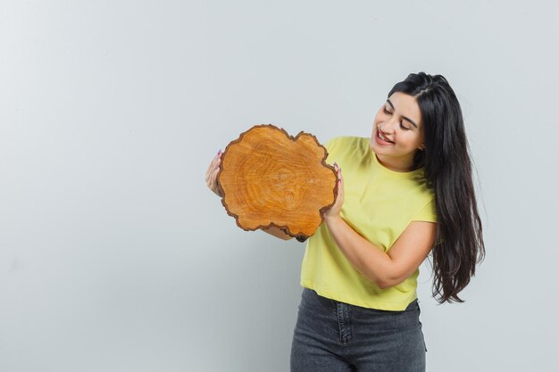 Chica joven expresiva posando en el estudio