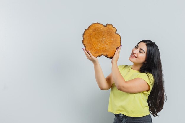 Chica joven expresiva posando en el estudio