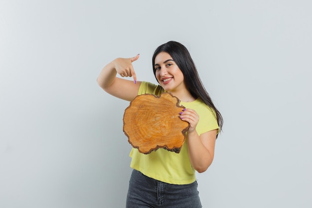 Chica joven expresiva posando en el estudio