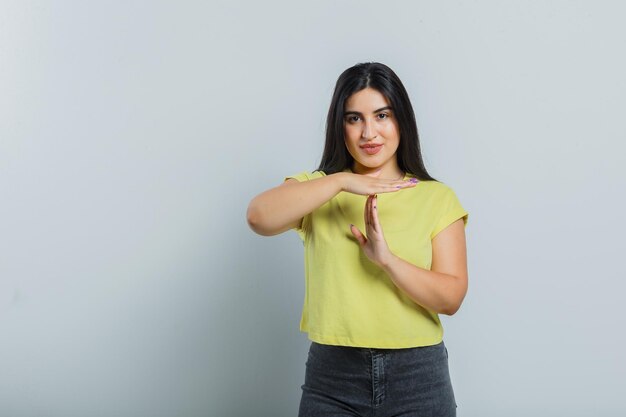 Chica joven expresiva posando en el estudio