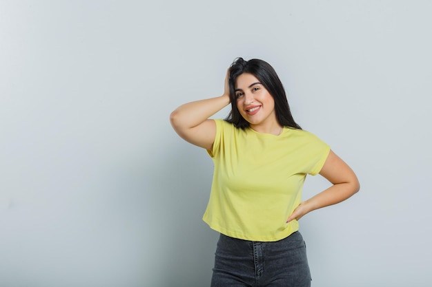 Chica joven expresiva posando en el estudio