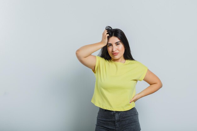 Chica joven expresiva posando en el estudio