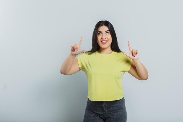 Chica joven expresiva posando en el estudio