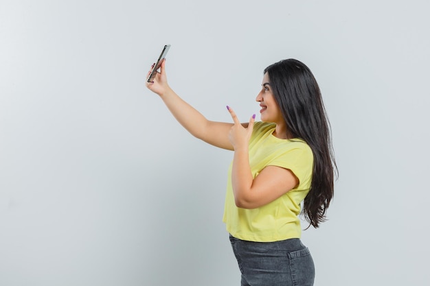 Chica joven expresiva posando en el estudio