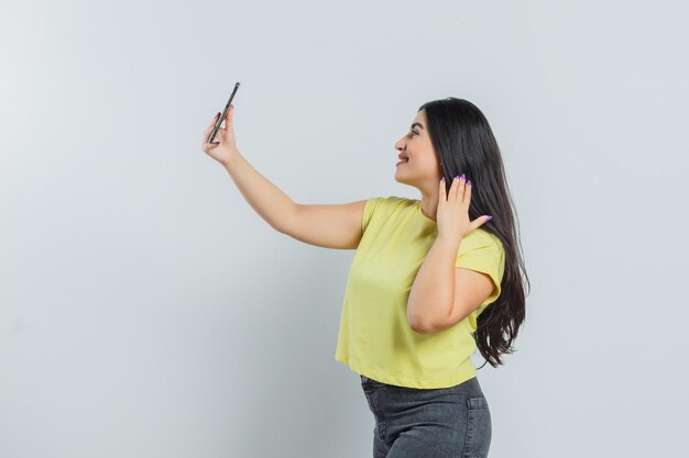 Chica joven expresiva posando en el estudio