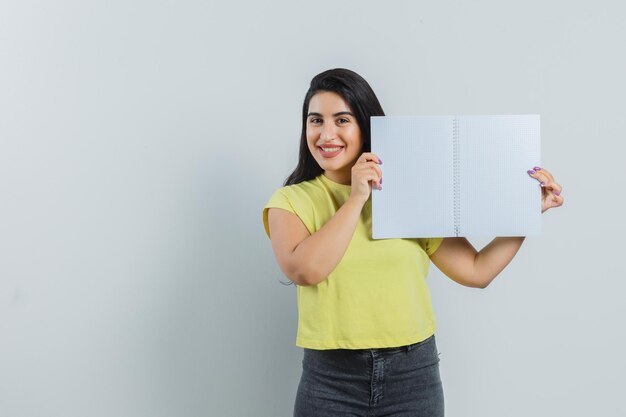 Foto gratuita chica joven expresiva posando en el estudio