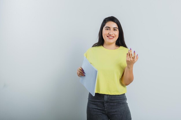 Chica joven expresiva posando en el estudio