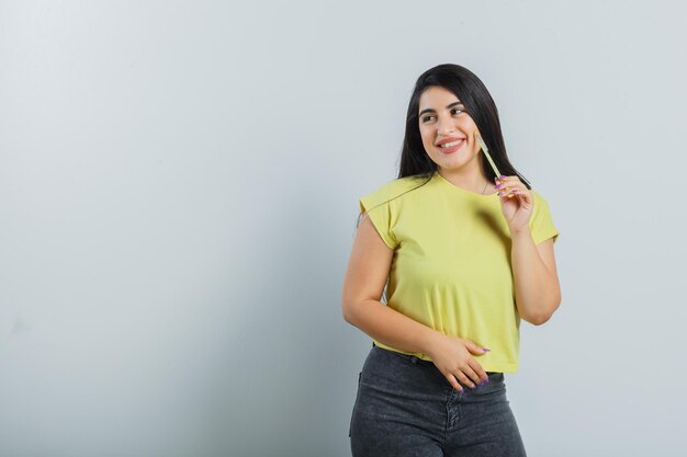 Chica joven expresiva posando en el estudio