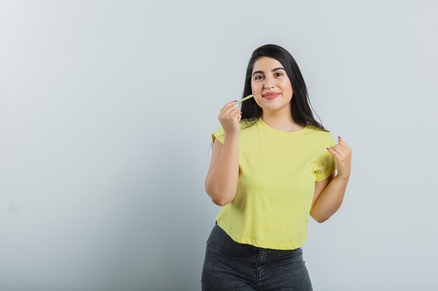 Chica joven expresiva posando en el estudio