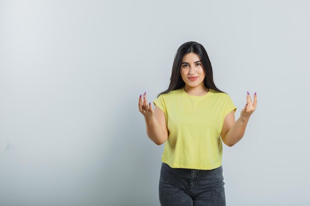 Chica joven expresiva posando en el estudio