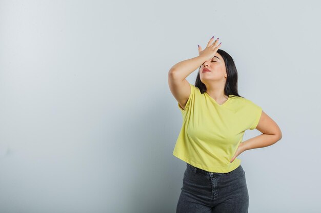 Chica joven expresiva posando en el estudio