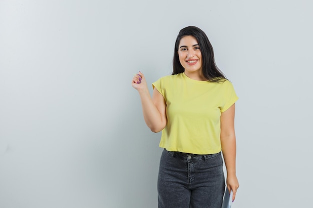 Chica joven expresiva posando en el estudio