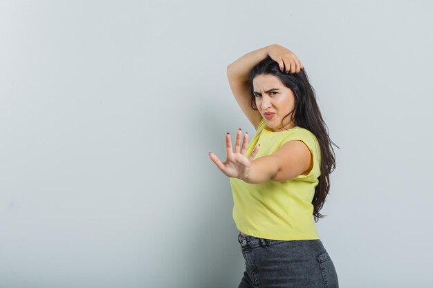 Chica joven expresiva posando en el estudio