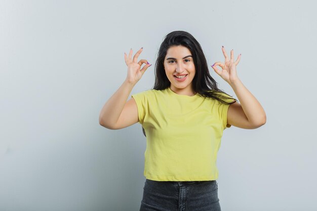 Chica joven expresiva posando en el estudio