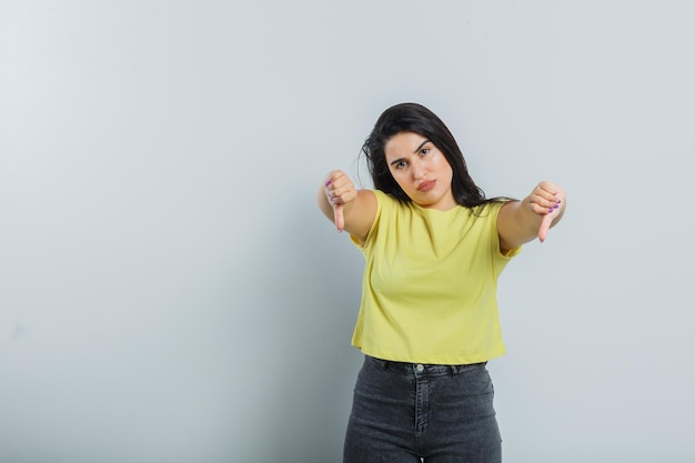 Chica joven expresiva posando en el estudio