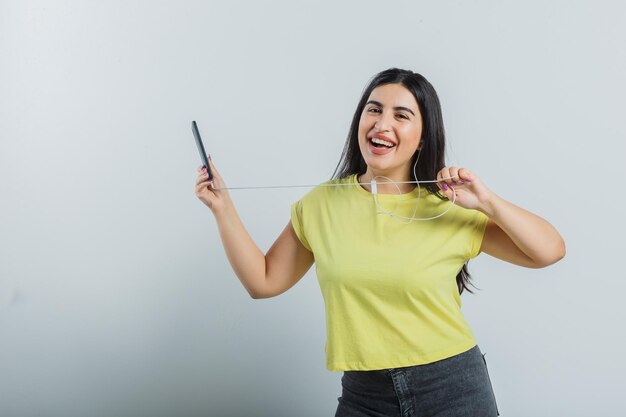 Chica joven expresiva posando en el estudio