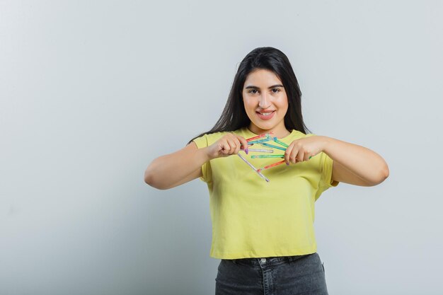 Foto gratuita chica joven expresiva posando en el estudio