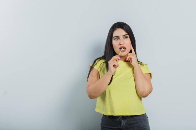 Chica joven expresiva posando en el estudio