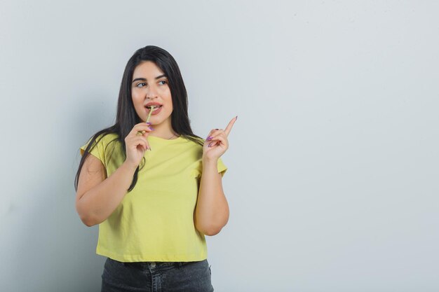 Chica joven expresiva posando en el estudio