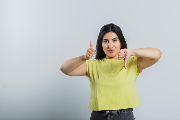 Chica joven expresiva posando en el estudio