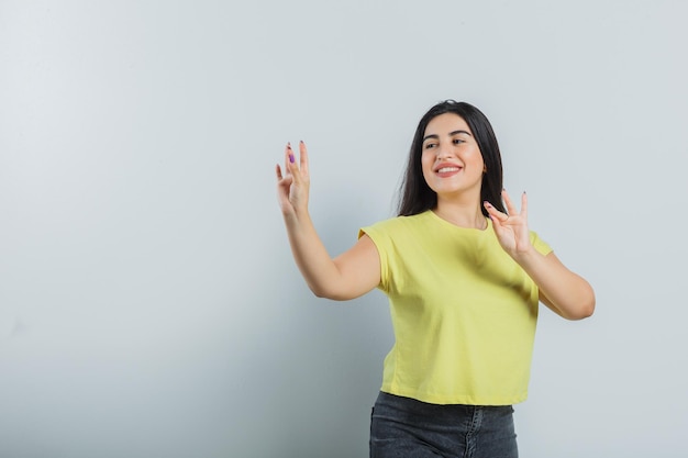 Chica joven expresiva posando en el estudio