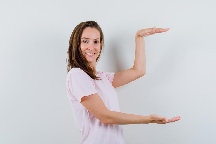Foto gratuito chica joven expresiva posando