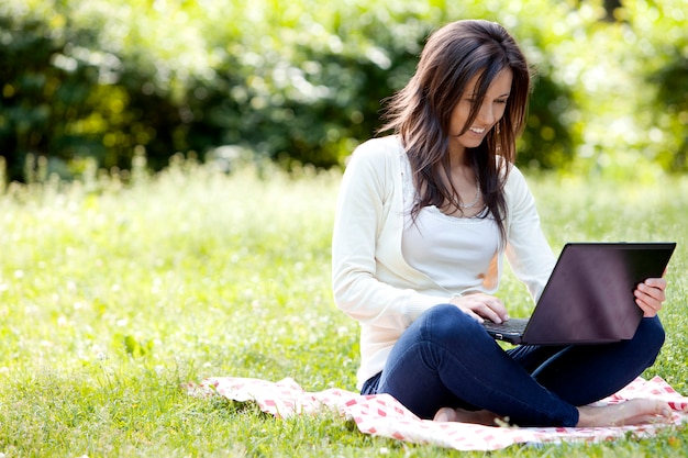 Chica joven y feliz con laptop