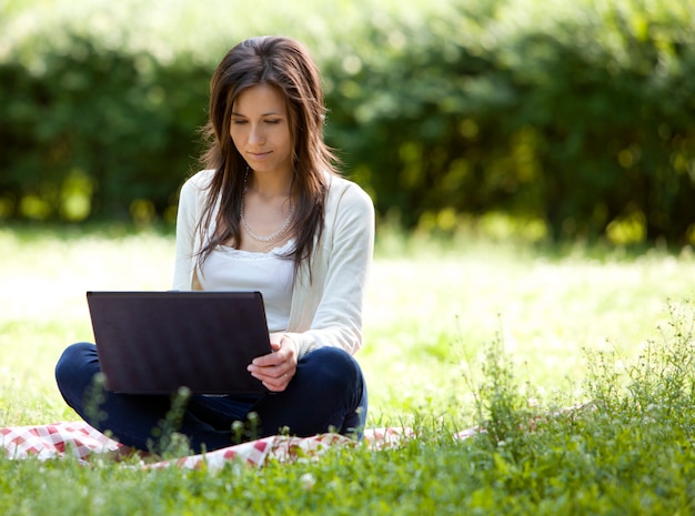 Chica joven y feliz con laptop