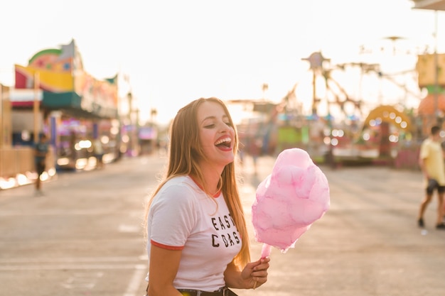 Chica joven feliz en el parque de atracciones