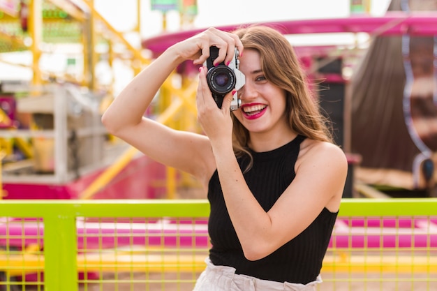 Chica joven feliz en el parque de atracciones