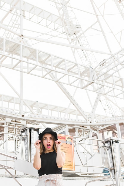 Chica joven feliz en el parque de atracciones