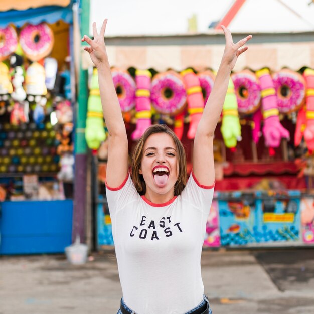 Chica joven feliz en el parque de atracciones