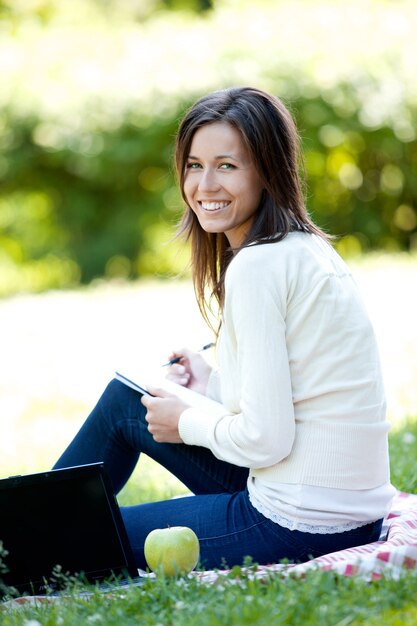 Chica joven y feliz en el parque