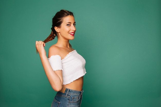 Chica joven y feliz con trenza