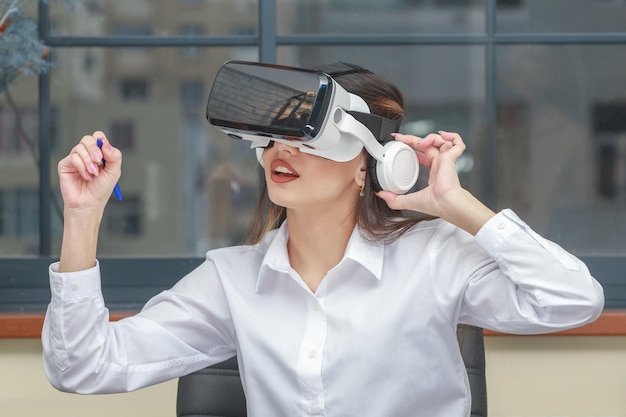 Foto gratuita chica joven con gafas de realidad virtual y parece emocionada