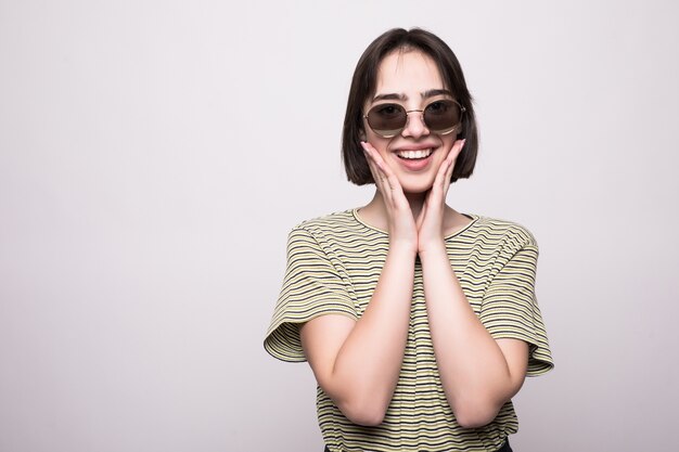 Chica joven con gafas de sol aisladas. Primer retrato