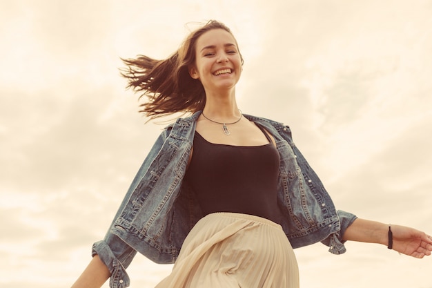 Chica joven y guapa divertirse al aire libre