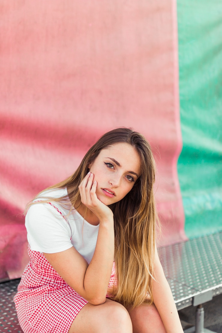 Foto gratuito chica joven guapa posando feliz