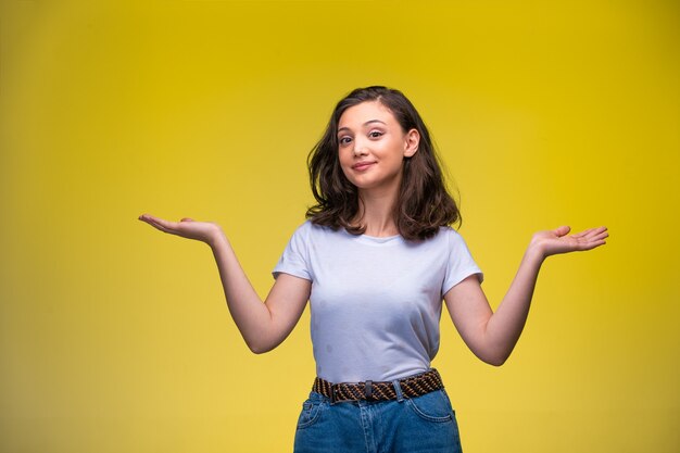 La chica joven hace una cara de sorpresa.