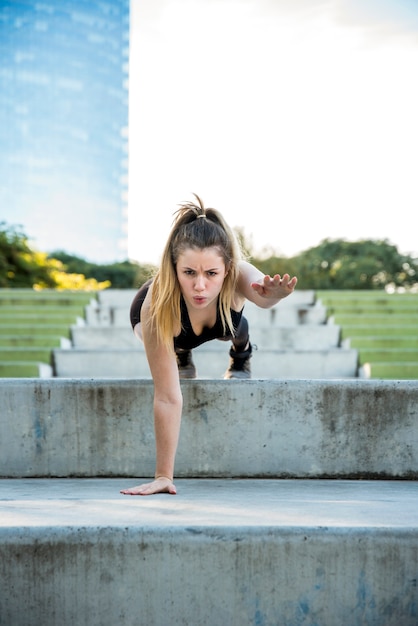 Foto gratuita chica joven haciendo ejercicio en la calle