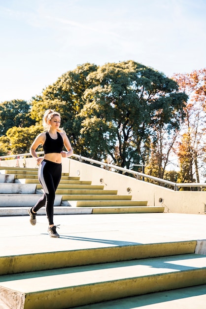 Chica joven haciendo ejercicio en la calle