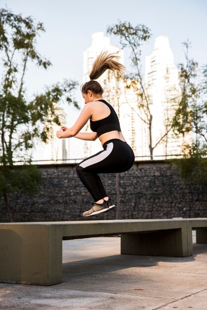 Chica joven haciendo ejercicio en la calle